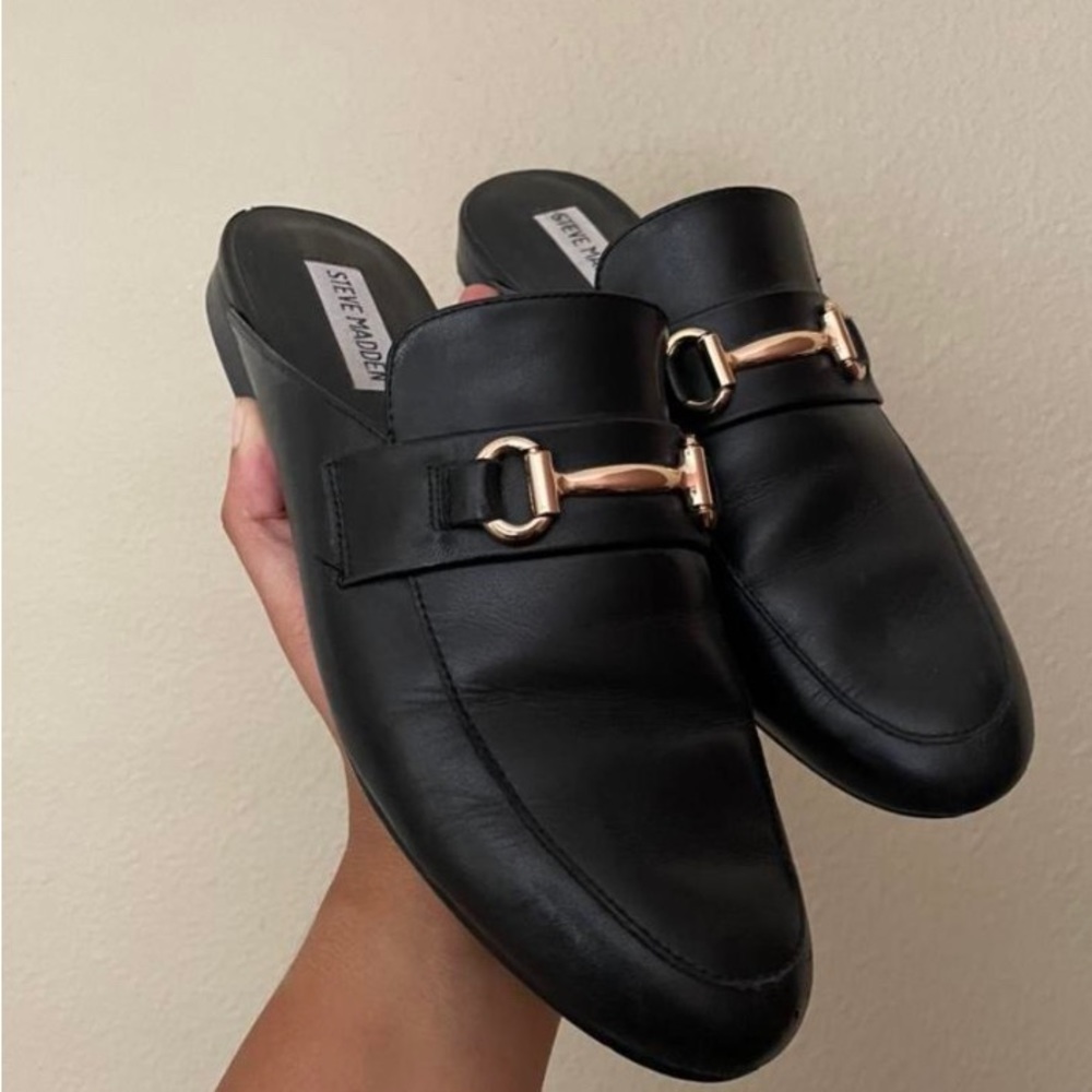 steve madden slip ons perfect for work! selling bc they don’t fit me 😭!